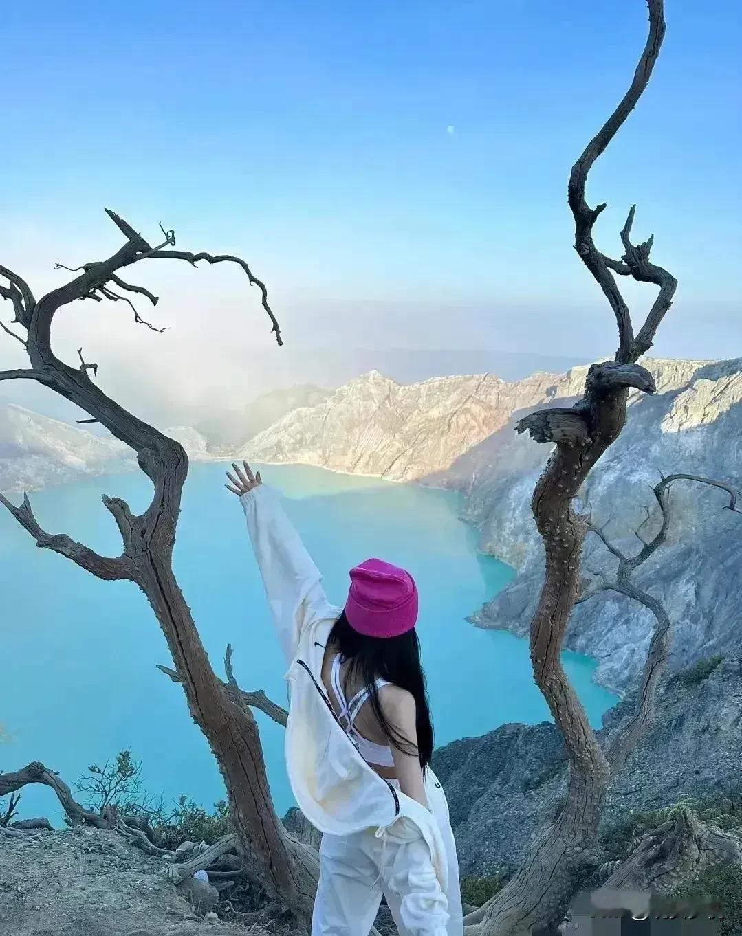 不得不承认，死亡，也许就是命中注定的！中国女游客在印尼火山坠崖身亡，路这么难走，