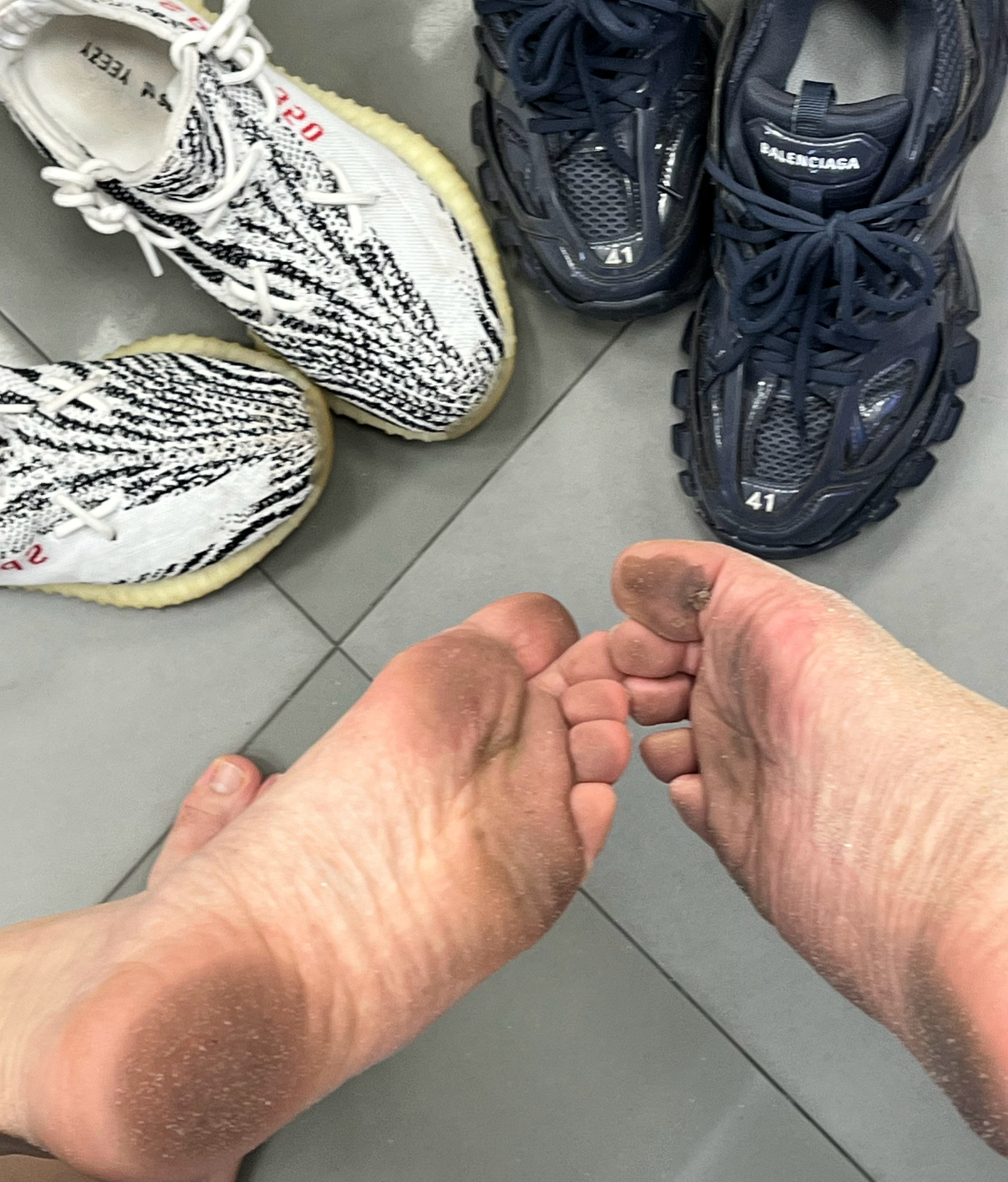 穿过密布的乌云径直驶向晴朗的海边，光脚踏着月光和海浪一路走回家… ​​​
