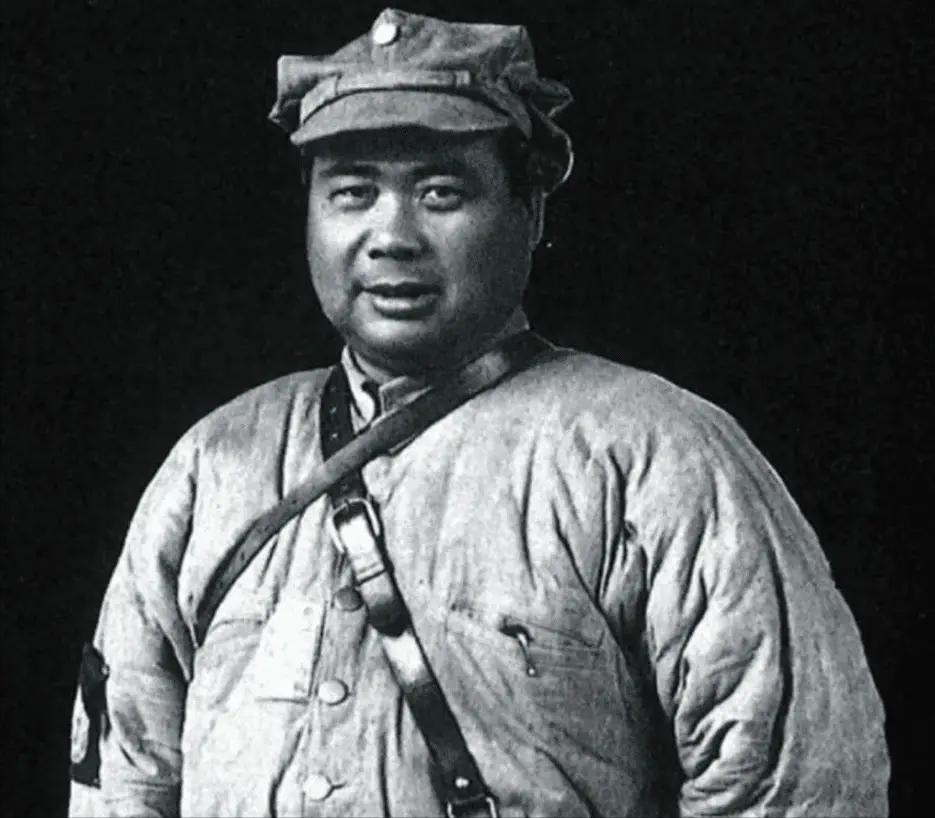 1947年盐城，国军师长李铁民败局已定，决定下令将关押的地下党全部杀掉，少将高参