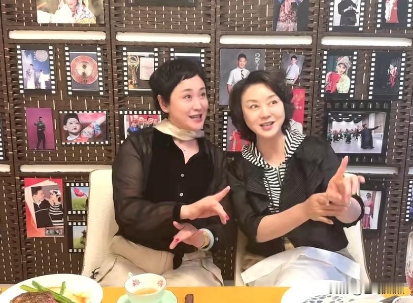 嘿，这可真是名副其实的“曲不离口”！
两位京剧名家吃着吃着，冷不丁又唱起来了，那