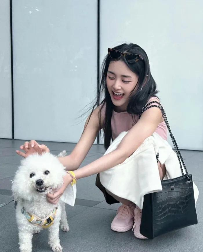 于正看好蒋依依！
9月3日，一条博文冲上热搜，于正发蒋依依 的海报并配字。

英