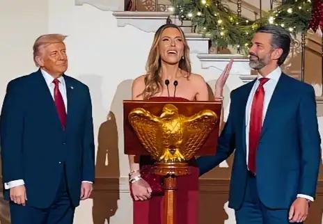 特朗普和儿子的眼神挺一致啊！
两人站在不同的位置，却都看向了同一个方向啊！
两人