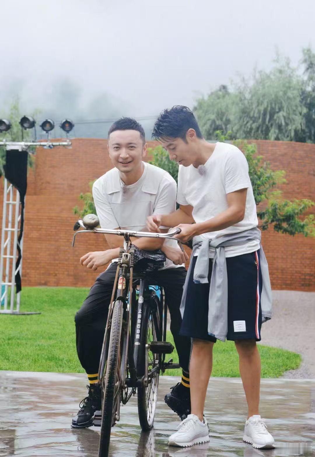 撒贝宁尼格买提 业务这块是专业的 撒贝宁、尼格买提俩人一对CP，真的是专业到极致