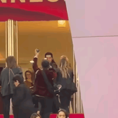 于适戛纳红毯动图好社牛啊，i人看了害怕[允悲] ​​​