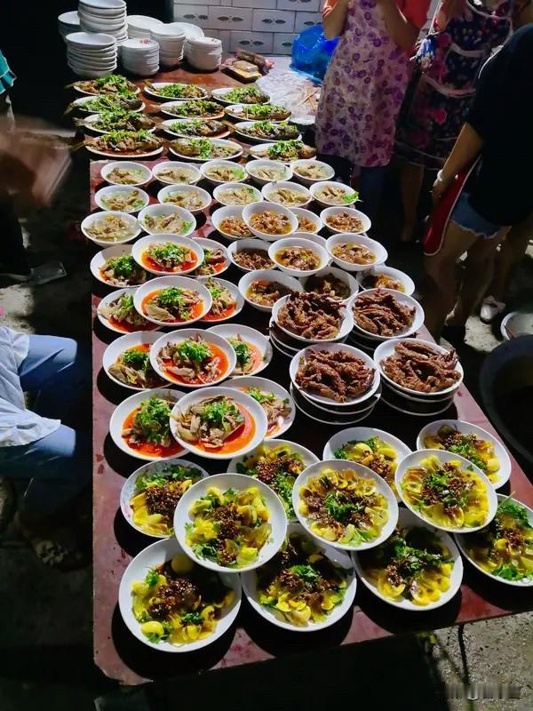 拾灵记｜坝坝宴温酒，红楼贺岁，生辰皆有温柔归处

世间团圆，从不分朱门与市井。