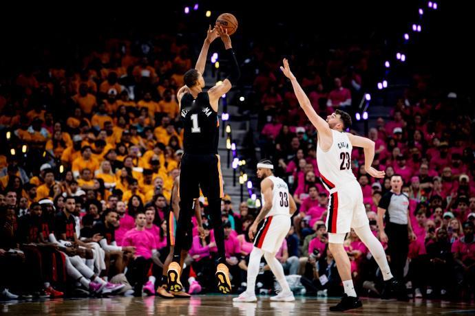 尽在掌握！马刺时隔7年季后赛首胜 文班亚马的季后赛首秀，看到的不是紧张，而是兴奋