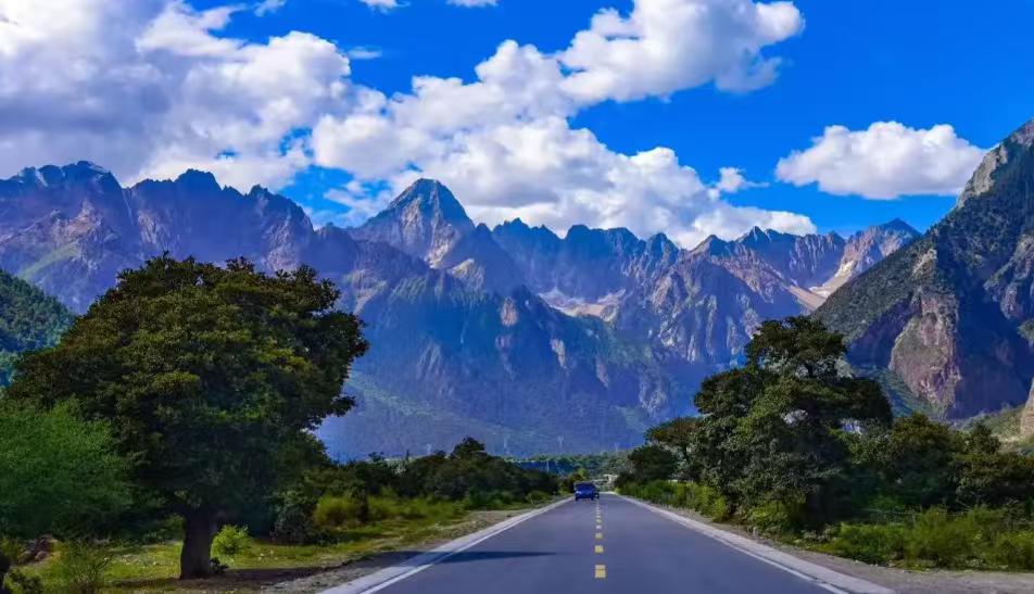 中国十大最美自驾路线排行榜

自驾的意义，在于手握方向盘，奔赴山河辽阔，把沿途风