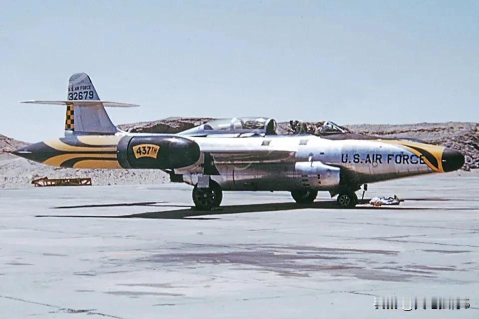 1956年8月，美国加州帕姆代尔机场，美国空军第437中队的F-89D“天蝎”截