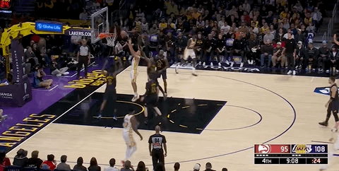 开始了…… 攻不进防不住，篮板狂丢，这班加得挺有意思 老鹰vs湖人