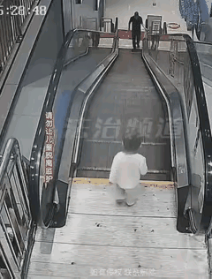 假如我是这个男的，我肯定第一时间抱起孩子，对于这种冷漠我们该予以谴责。同时，看护
