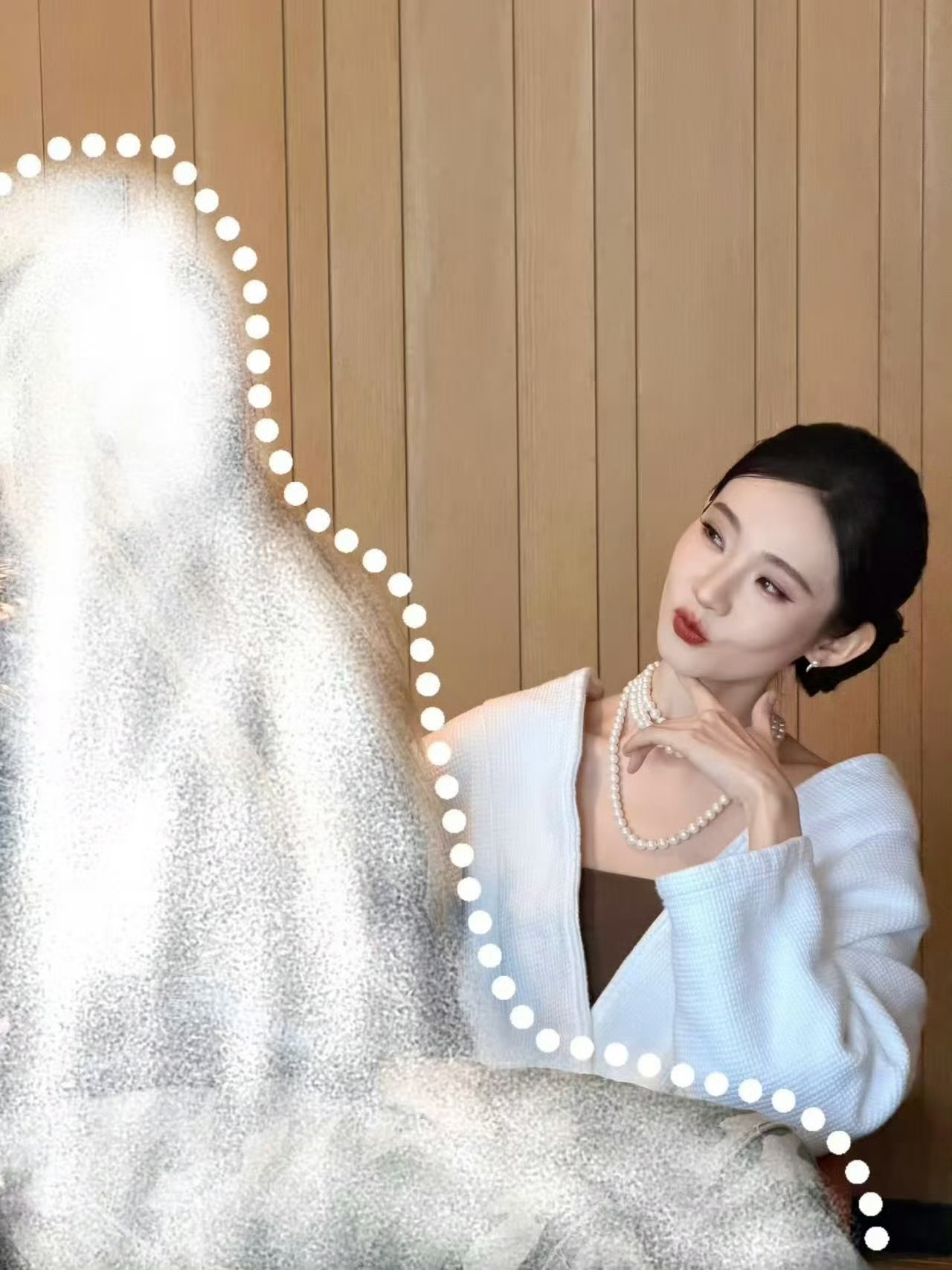 工作人员都坐了张艺凡的腿张艺凡的腿上全是工作人员 关于化妆师坐张艺凡腿上补妆后 