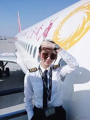 中国最年轻女机长伍倩玉，17岁开飞机，26岁拿下四道杠，为何这么牛？
 
在中国