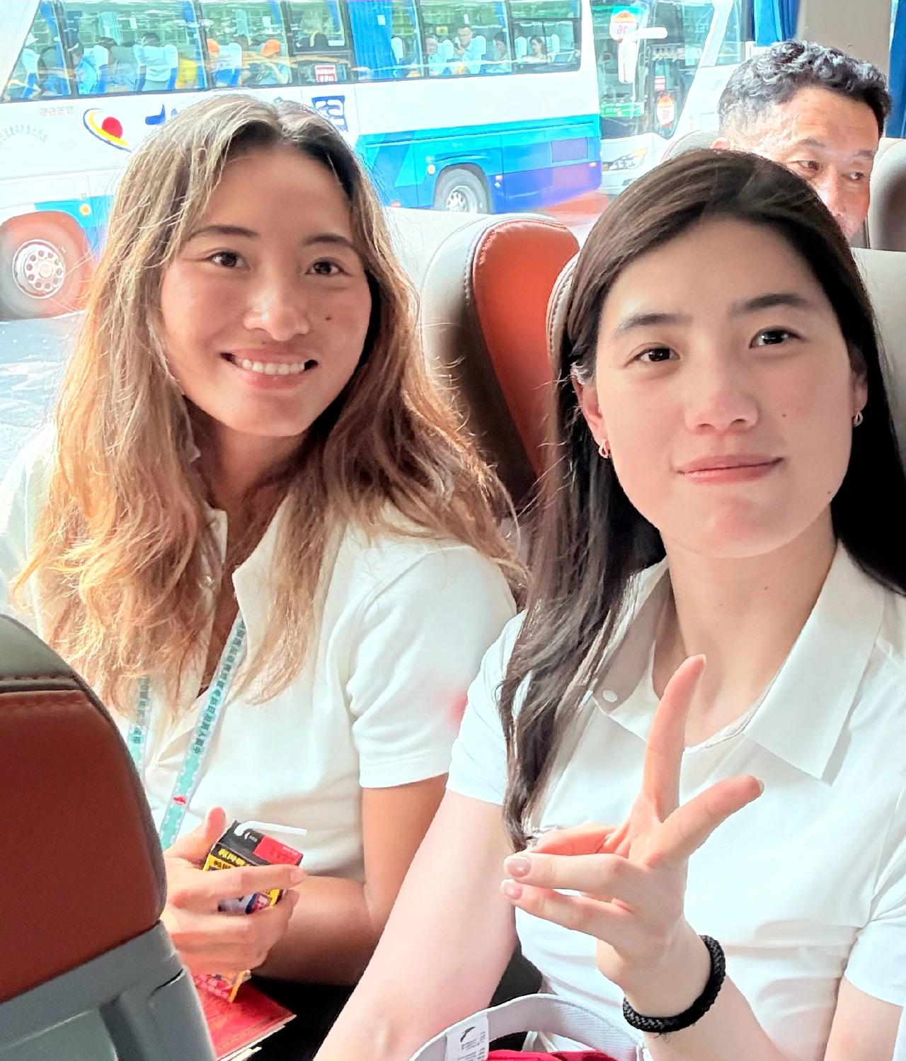 郑钦文和张雨霏两人见面了，看到郑钦文也是非常的开心，因为也是很难得的一个机会，两