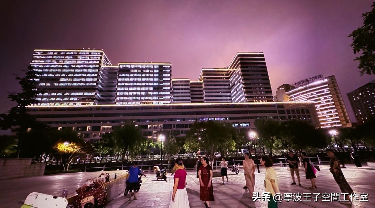 夜幕下的惊喜！望京路宁波第二医院新大楼亮灯啦
望京路新“医”景 | 第二医院新大
