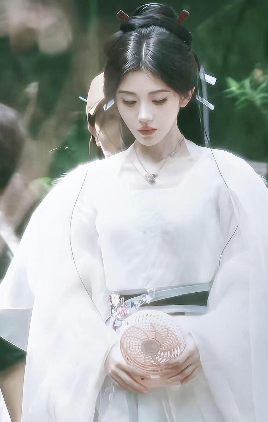 娱乐[超话]鞠婧祎阿黛白衣新造型鞠婧祎来战白衣造型路透 ​鞠婧祎来战白衣造型路透