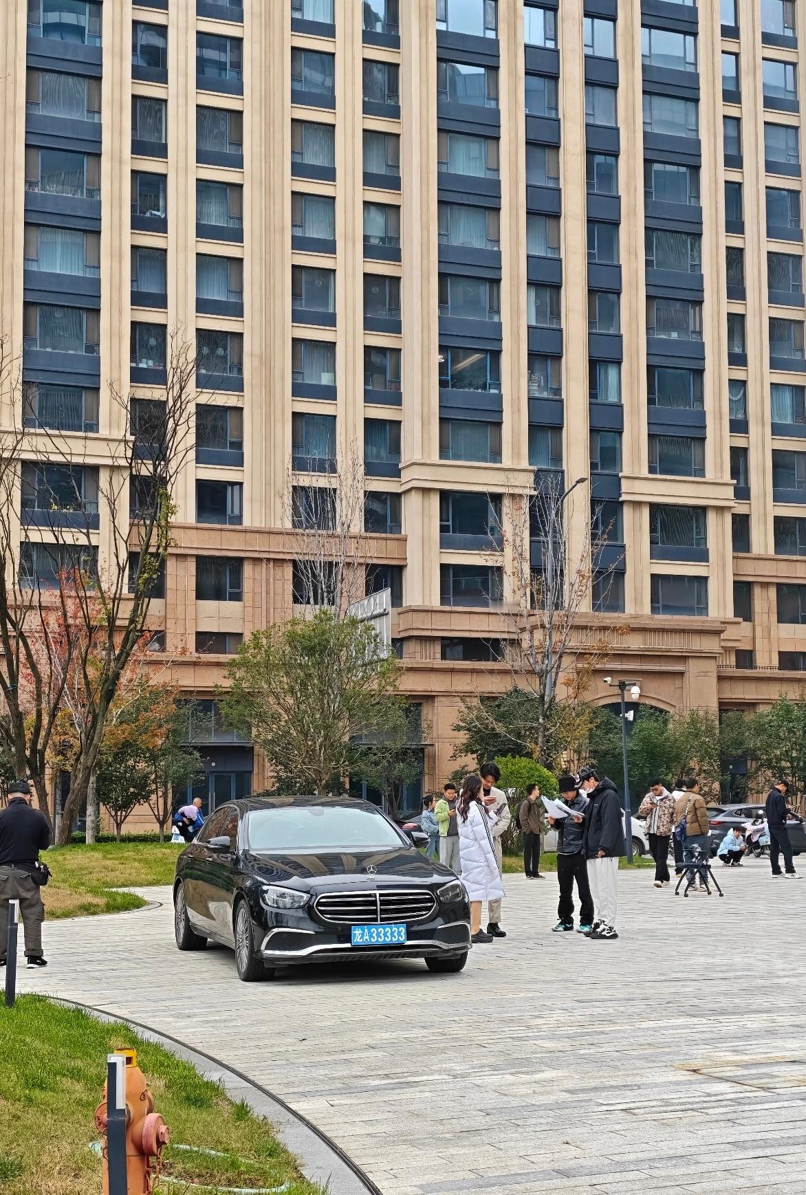 短剧演员忘摘道具车牌被查处 除了江城，短剧里著名的海城、云城，在西安会经常见到