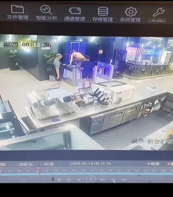 简直无法无天！中国绝不是法外之地！5 月 19 日上海，几名外籍男子玩出了 “零