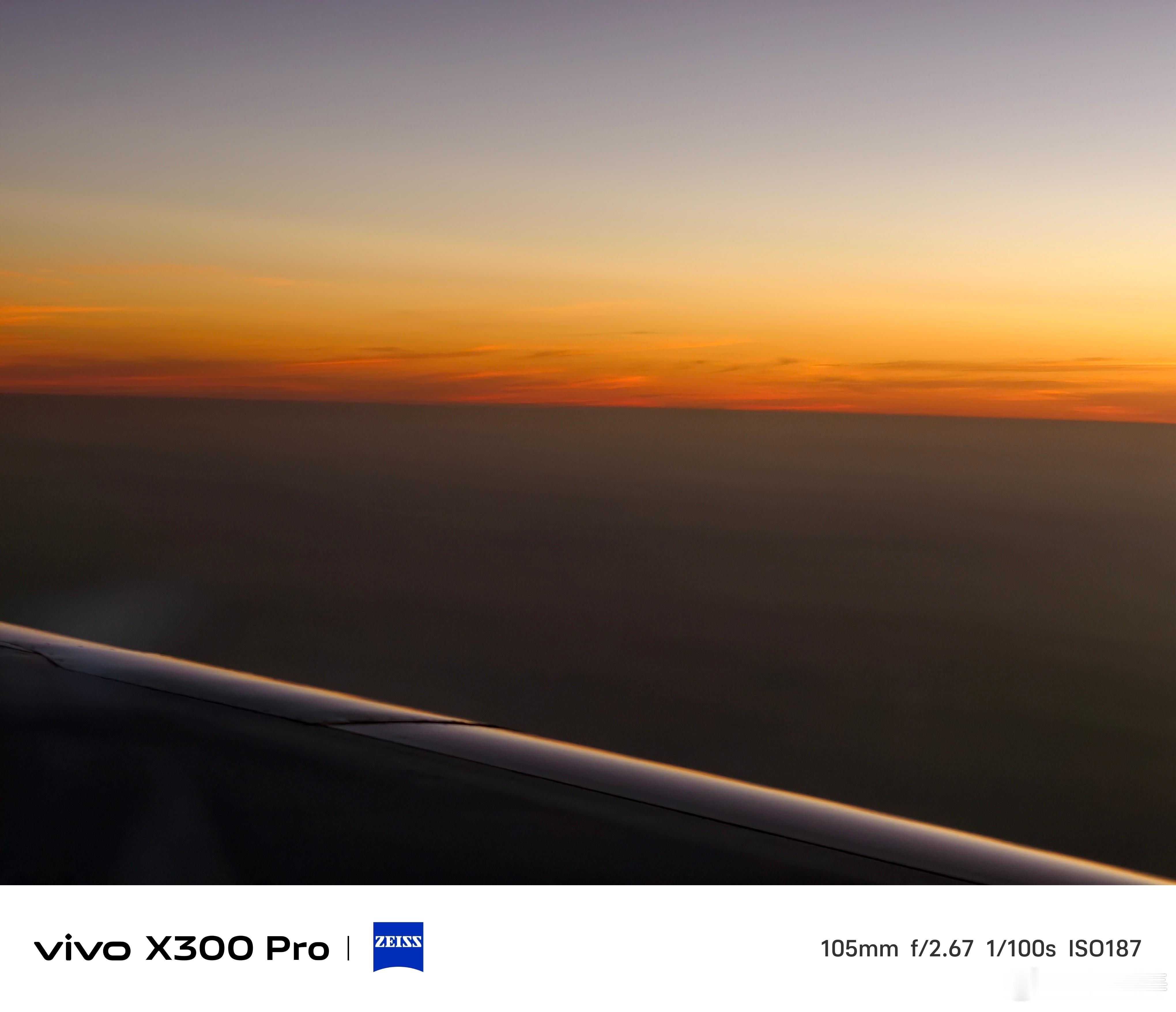 给大家看看空中落日，还有三个小时落地阿布扎比。讲真的，这次行程没有特别累，攒了几