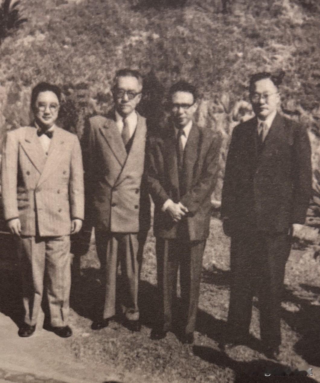 1953年1月10日，胡适在谢贯一、杨日旭及长子胡祖望（左一）的陪同下，参观基隆