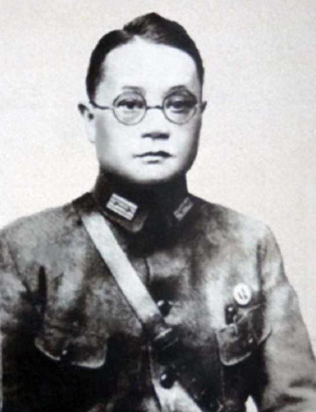 1949年，国军上将潘文华决定起义，却发现七姨太是特务，为了不打草惊蛇，他对七姨