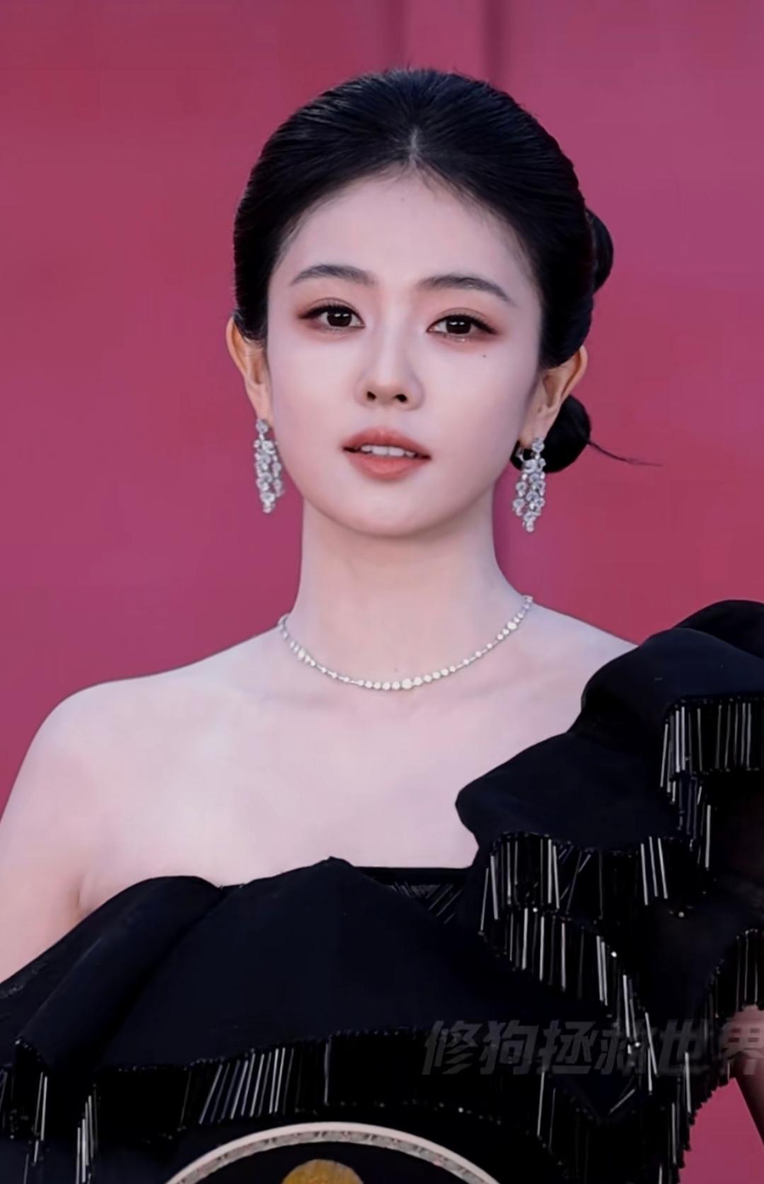 我能接受白鹿变胖了，
也能接受白鹿一直单身，
但是我实在理解不了，这个32岁的女