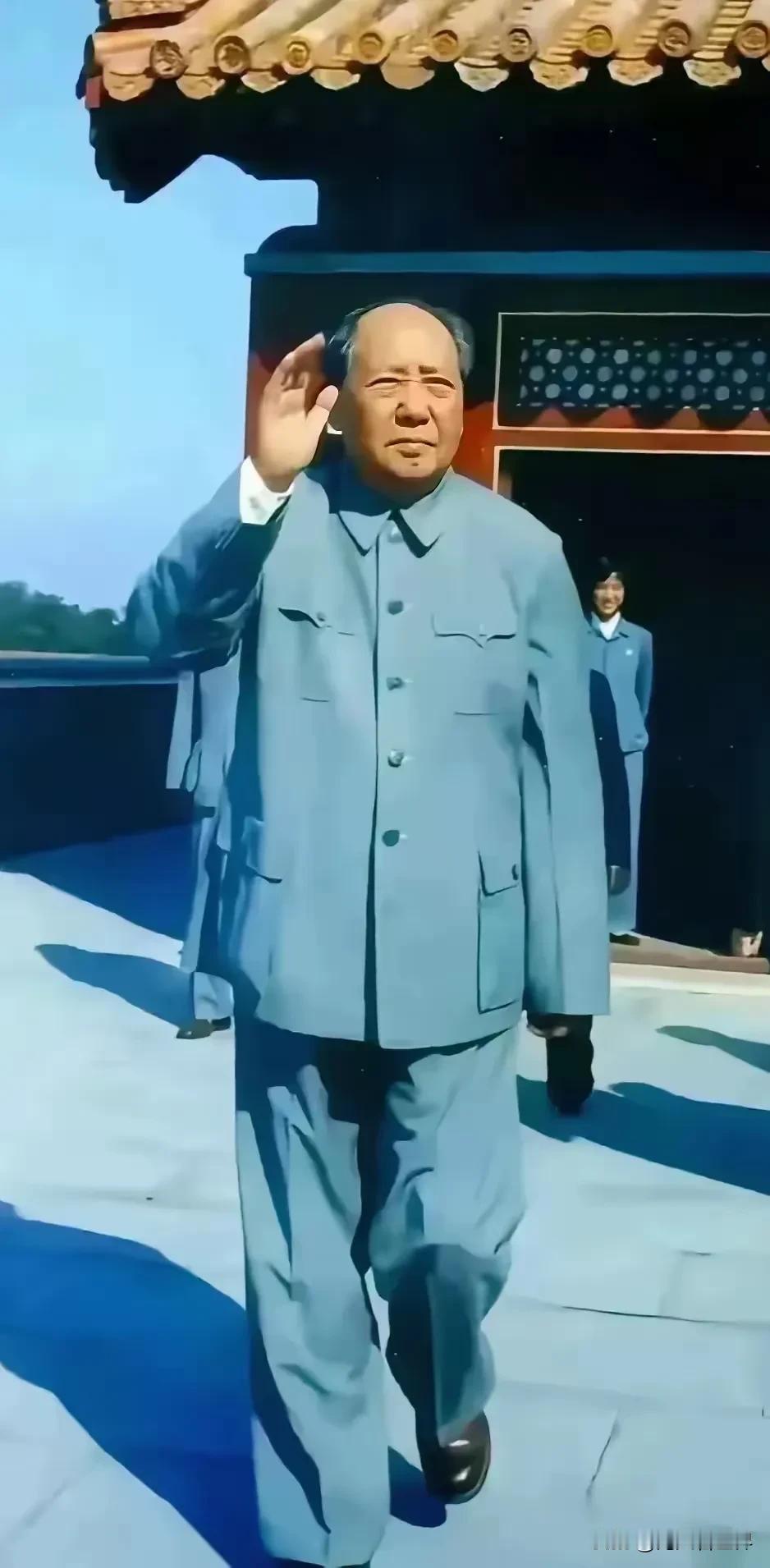 毛主席始终把人民的利益放在首位，全心全意为人民服务，与人民同呼吸、共命运、心连心