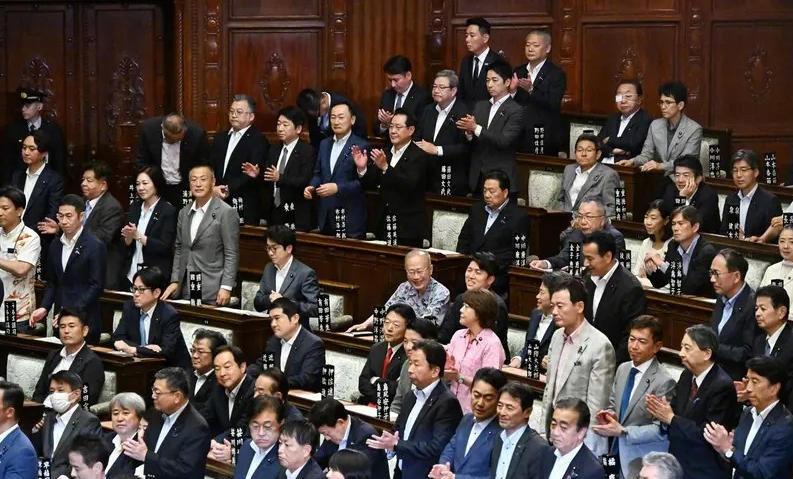 【从拒绝答辩到强推法案：高市政权到底在急什么？】据日本TBS电视台统计，高市执政