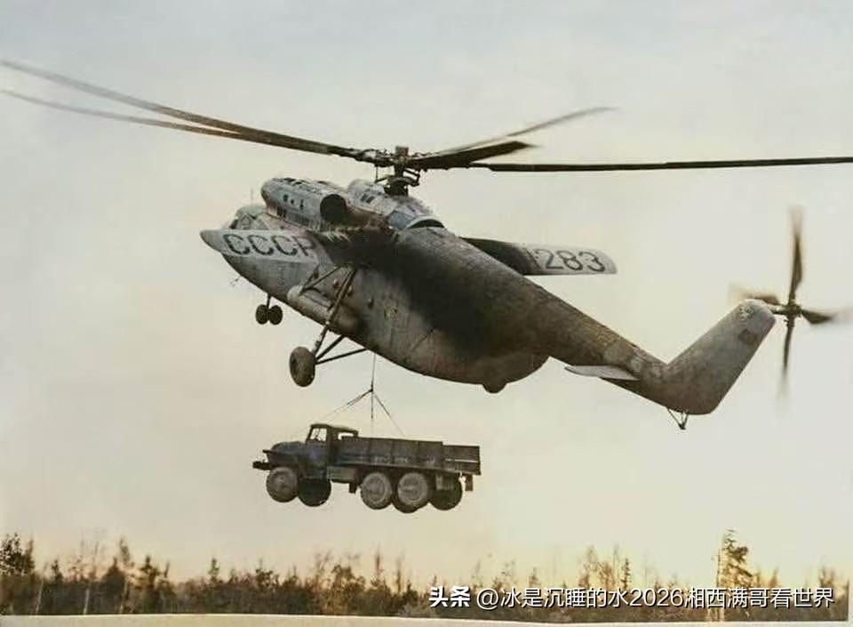 分享一张苏联时代研制的重型直升机米-6的精彩靓图。米-6直升机，北约代号“吊钩”
