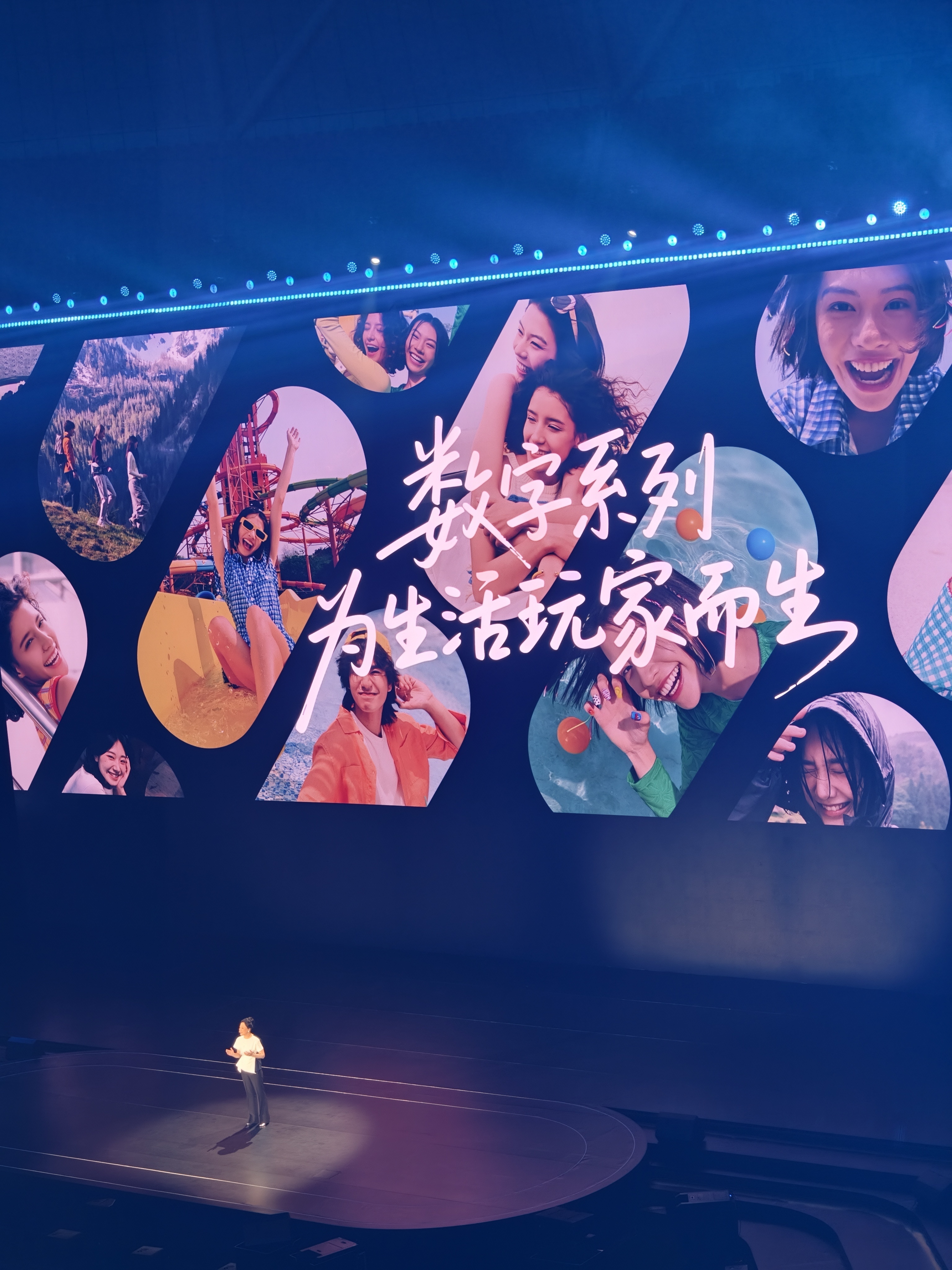 荣耀数字系列越来越有特点了，这代荣耀500系列继续听劝，并且还动真格。双超降临，