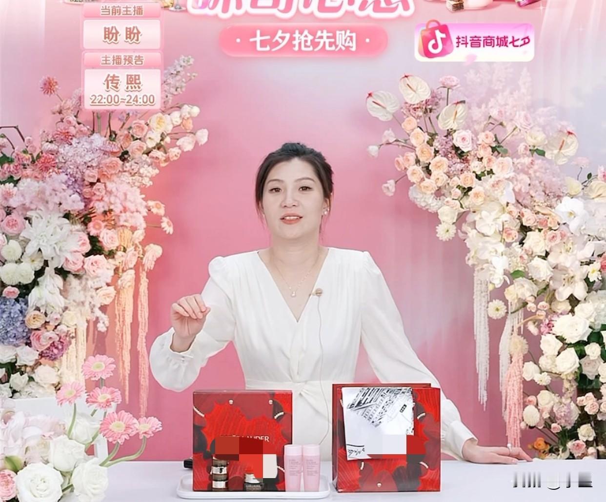 今天晚上的黄金时段是盼盼直播
有观众提意见让她语速快一点
盼盼说她是特意放慢语速