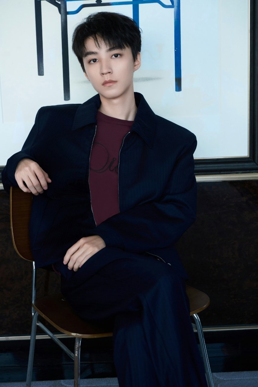 王俊凯切回歌手大号了 话剧舞台的沉淀终成歌手身份的底气！去年羽毛水钻西装的惊艳还