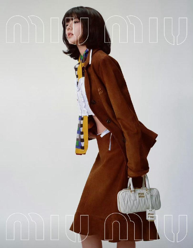赵今麦 Miu Miu新物料，她真的风格不设限，时尚持续发力中，miu也很宠 ​