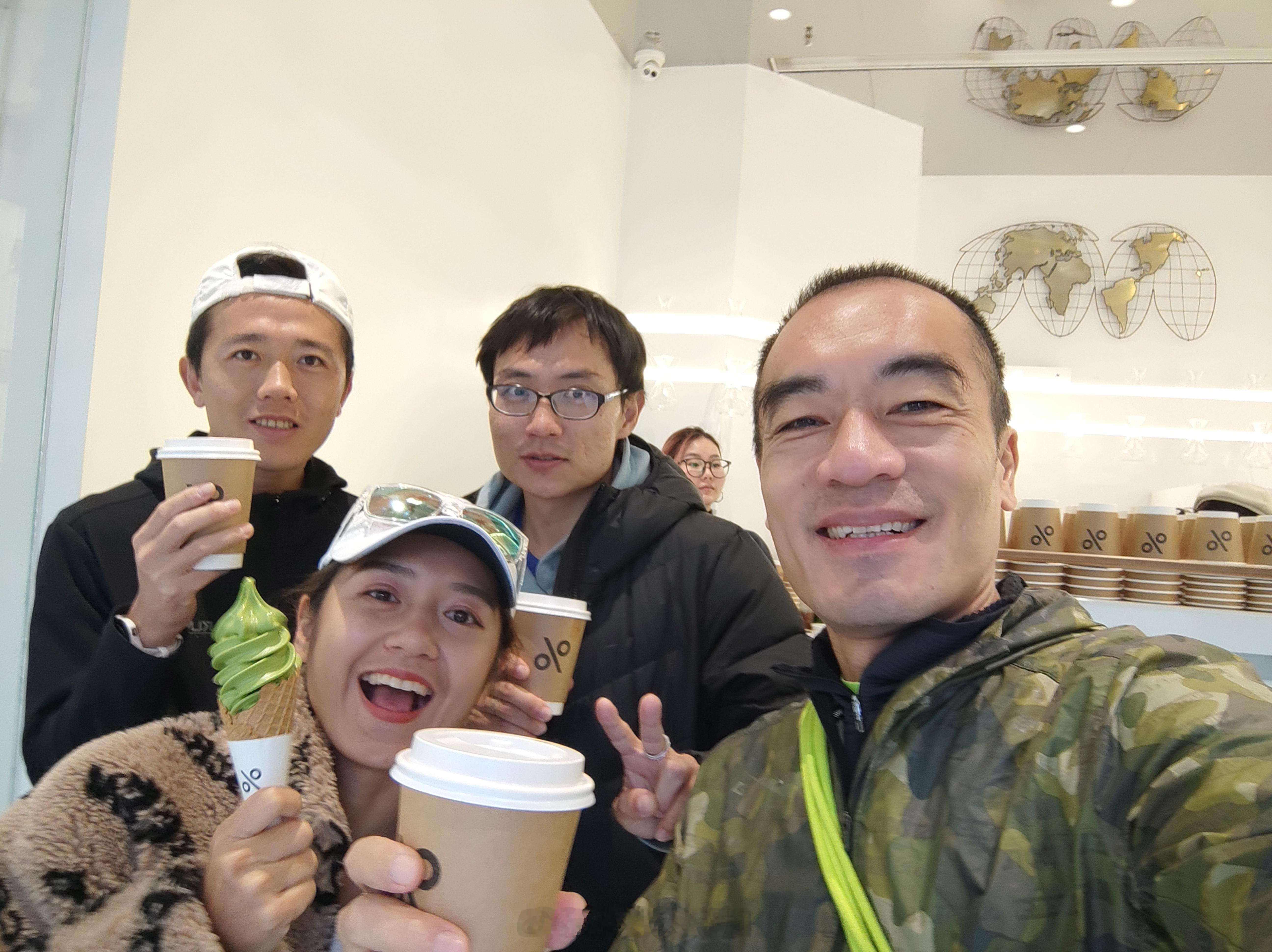 微博早餐跑后，和几个朋友逛一下淮海路的运动品牌店。大家都在感叹自己需要进步啊。图