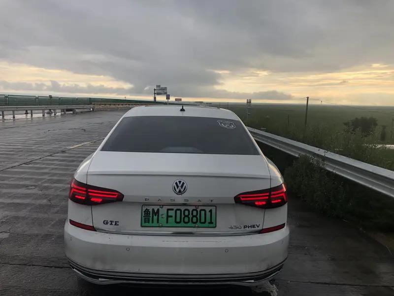 迈腾 PHEV 性价比挺高，很适合家用通勤。我家之前的一汽大众燃油车开了快十年，