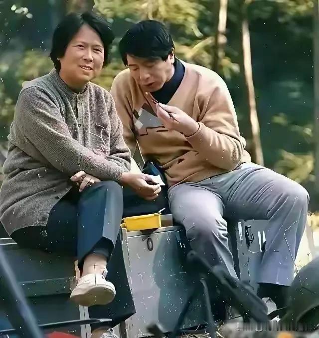 这是西游记导演杨洁和她年轻的小老公王崇秋在一起，当年王崇秋才20多岁，想和杨洁结