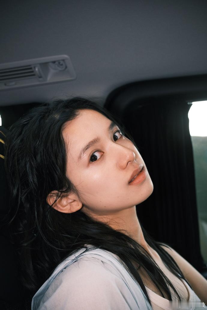 张婧仪出发进组野狗骨头张婧仪广东出发路透张婧仪广东机场出发路透释出！素颜状态依然