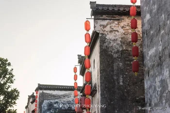 黎阳老街，位于黄山市屯溪区，与屯溪老街一河之隔。老街分上黎阳和下黎阳，后经城区改