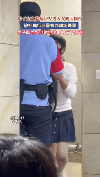 “太想看了！”福建，男子在家饥渴难耐，又没有女友帮他，于是他穿上裙子，戴上假发和