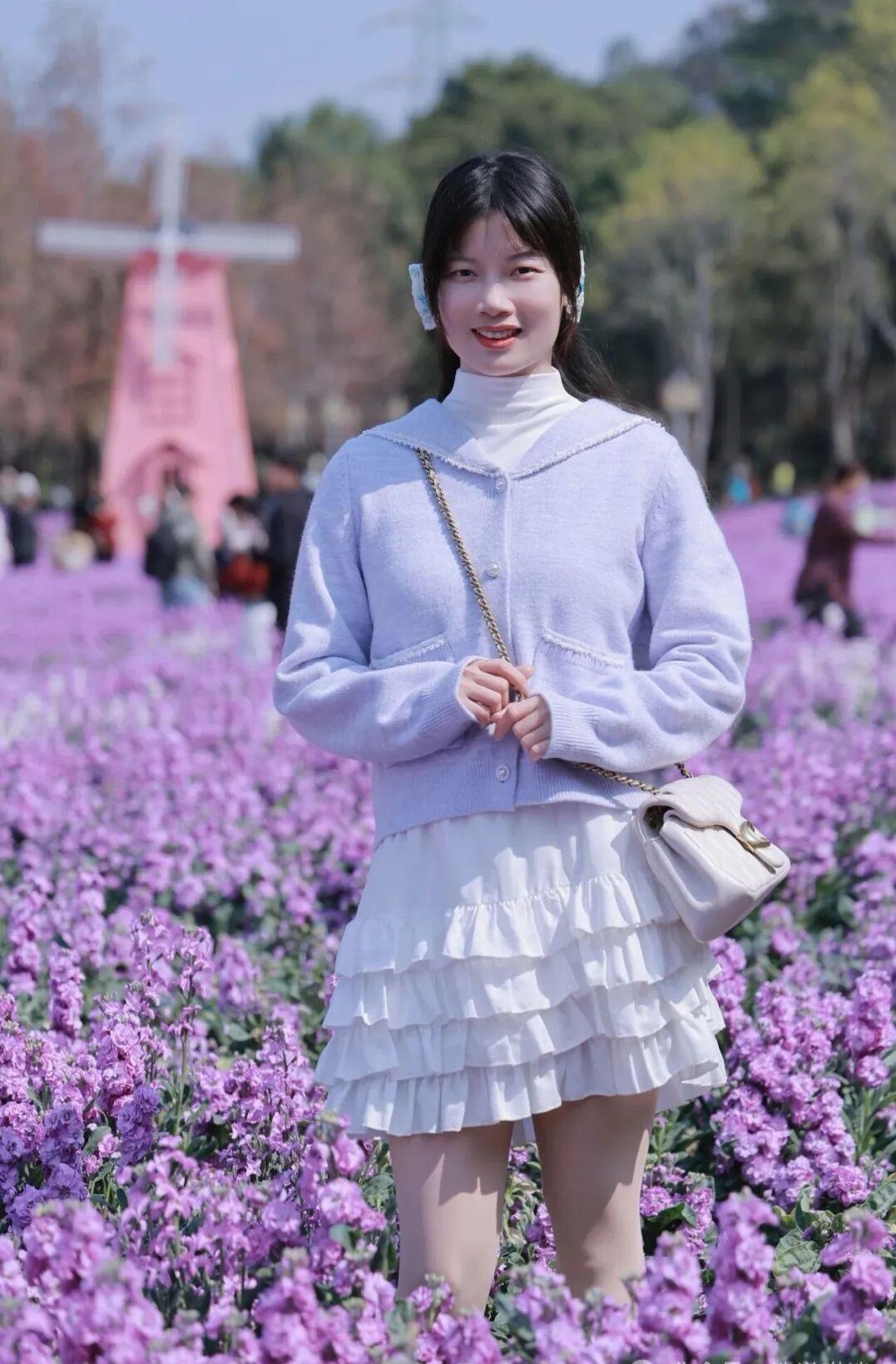 温柔治愈风
二月兰开成了紫色的海，风里都是春天的味道。在这片温柔里，连时光都慢了