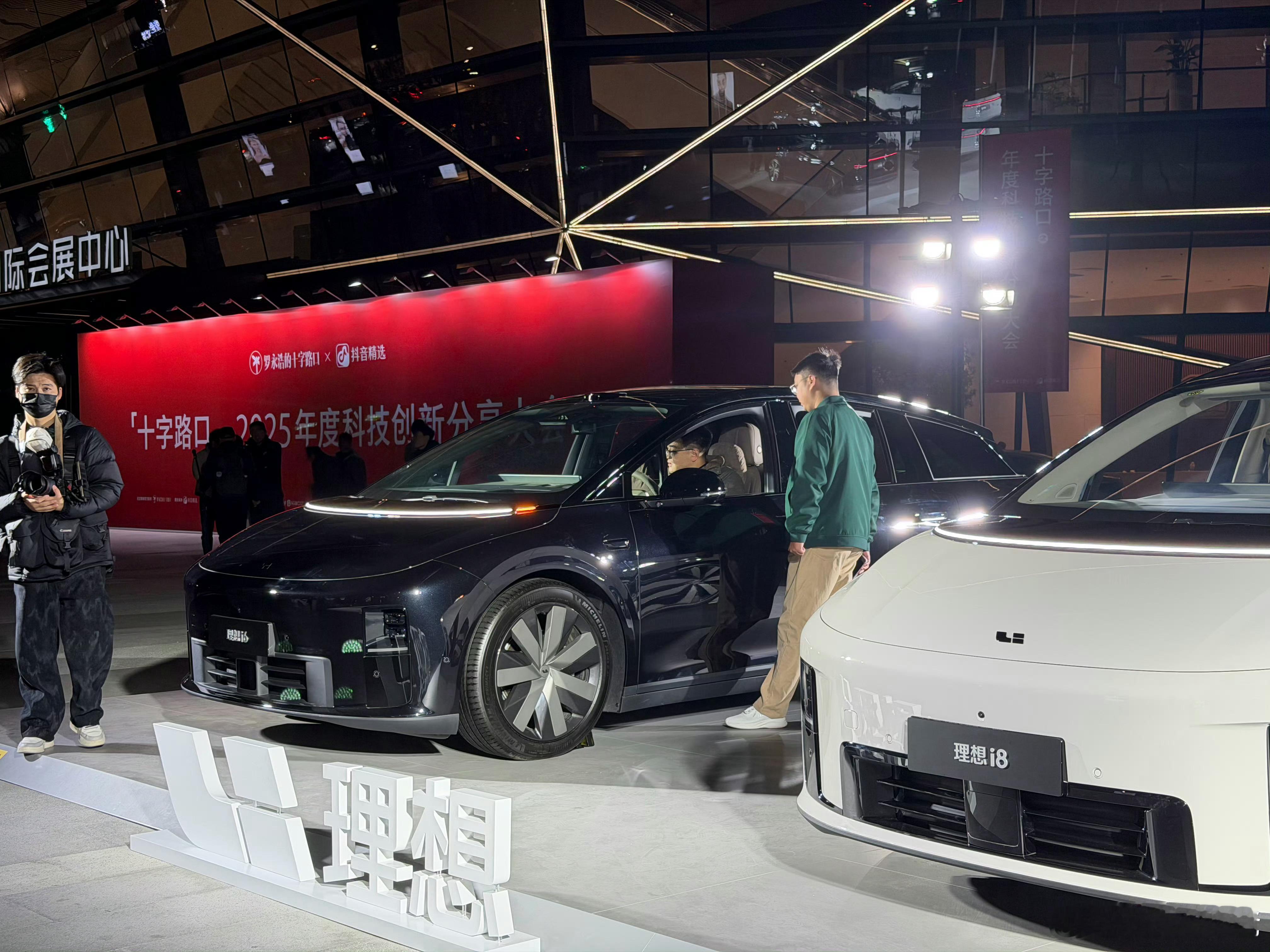 有人问为什么在「十字路口」之年度科技创新分享大会会有理想的展台，问这个问题的一看