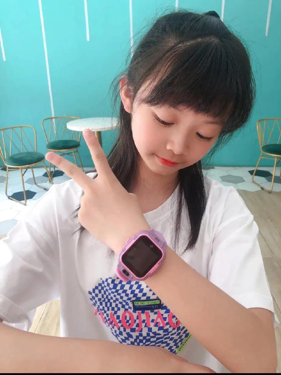 我认为不支持小学生上课不建议佩戴电话手表。
 
我不支持小学生佩戴电话手表进入课