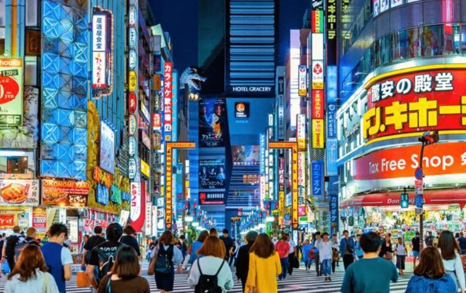 最近看到两起男子与多名女性发生关系并偷拍的事件，简直毁三观。
日本39岁的小野洋