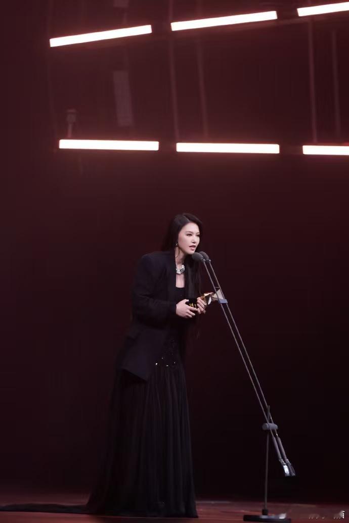 春晚导演获奖感言提到谭维维导演的认可印证了谭维维的坚持有价值，从歌声到舞台剧，她