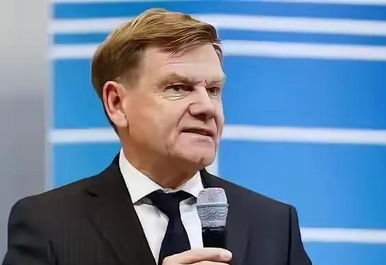 德国外长访问新加坡时说：会永远跟随美国，不管我们如何受虐
德国外长瓦德富尔跑到新