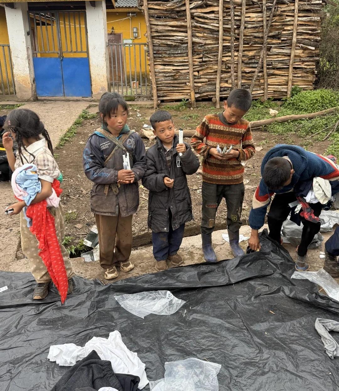 旧衣捐赠反馈｜实拍图
给凉山的孩子，寄件能暖身的衣吧✨
四川省凉山彝族自治州美姑