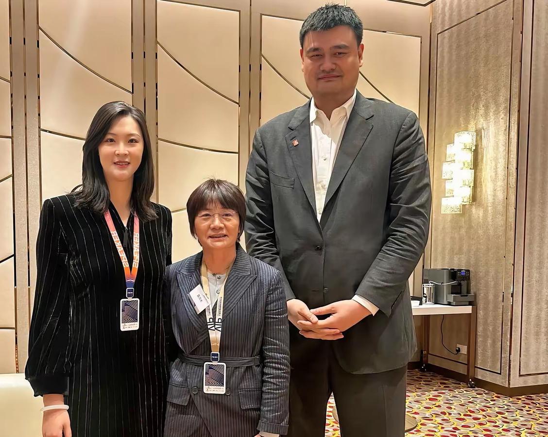 姚明和惠若琪我认识，中间这位女士是谁？