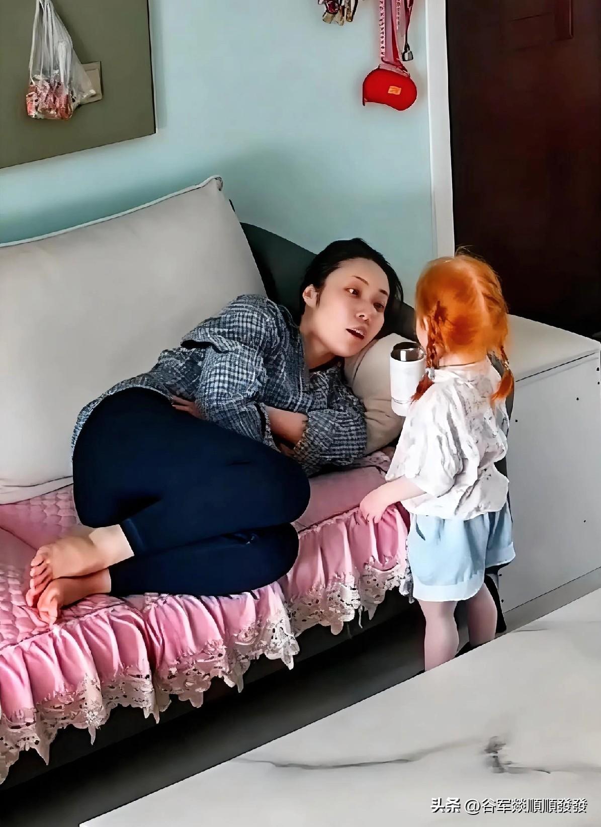 一位妈妈刚把2岁多的女儿从幼儿园接回家，女儿就嚷嚷着要妈妈 的水杯，妈妈以为她要