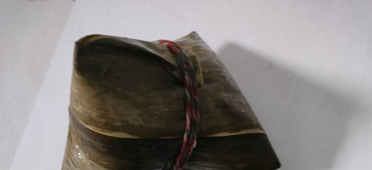 昨天是端午节，买了粽子，粽子上有的系的是白色的线绳，有的是五彩线。
感觉系五彩线