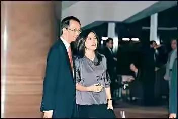 搞不懂，为什么老有人认为伏明霞不幸福呢？
就因为他们两人相差26岁恋爱的时候就不