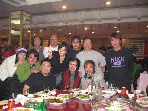 杨幂 早期好多没见过的合影，杨幂这脸蛋好小好精致，笑得好甜！ cr.地瓜Lime